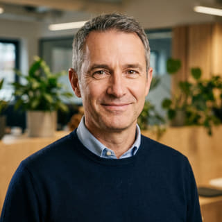 James Mitchell, presentert som administrerende direktør hos Sterk Andeldømme, i et profilbilde